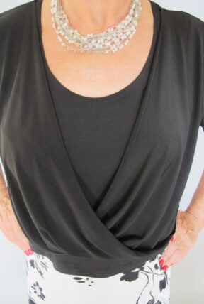 חולצת רבידה שחורה עם שרוול 3/4 עם שרשרת חרוזים סריגת יד פנינה